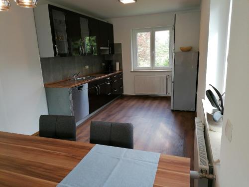 una cucina con tavolo e due sedie di Ferienwohnungen Rosenhof a Karlstadt