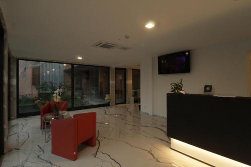 a living room with a marble floor and a tv at Hotel Cajeta in Buia