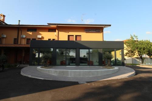a building with a circle in front of it at Hotel Cajeta in Buia