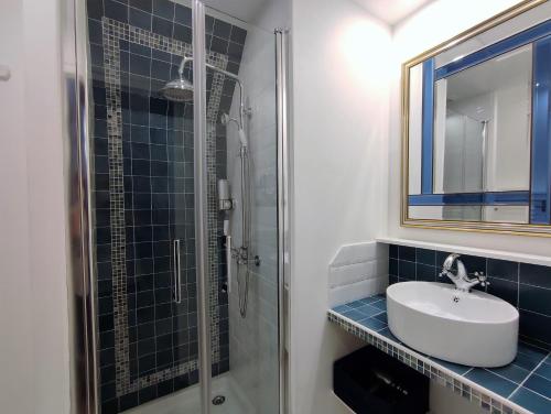 Ванна кімната в Aux Couleurs d'Esteil