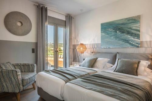 Säng eller sängar i ett rum på Superior Luxury Villa with Private Pool!