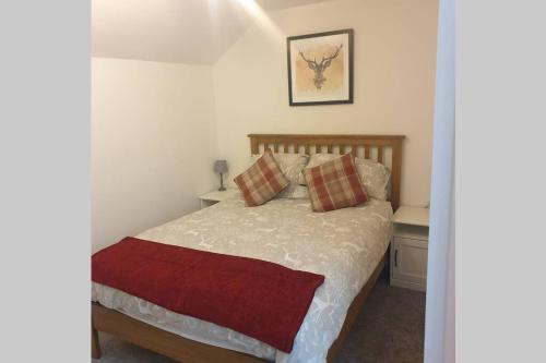 Un pat sau paturi într-o cameră la Cosy Cottage