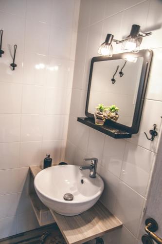 a bathroom with a sink and a mirror at Casa Di Terra in Pigadhákia