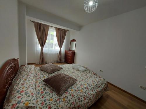 Un pat sau paturi într-o cameră la Bucovina Luxury Apartment