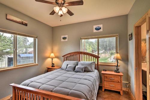 Rúm í herbergi á Stunning Home with Fire Pit, 11 Mi to Mt Yale!