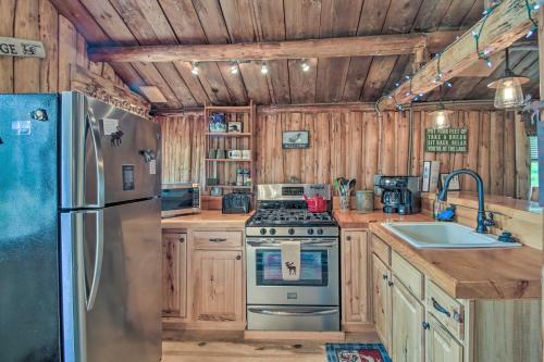 Charming Lakeside Cabin with Deck and Shared Dock! – Photos 5