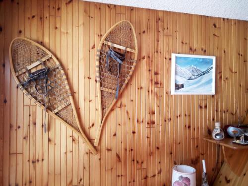 a wall with a heart made out of skis at le Vercors en toute simplicite in Autrans