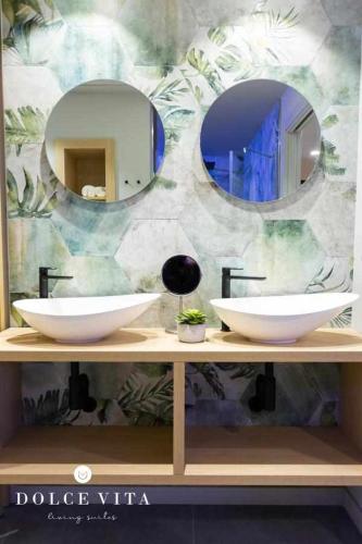 a bathroom with two sinks and a mirror at Apartamento Napoli , living suites en Vila real in Villareal