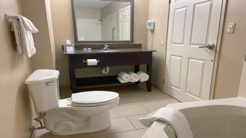 Ένα μπάνιο στο Holiday Inn Express Bloomington West, an IHG Hotel