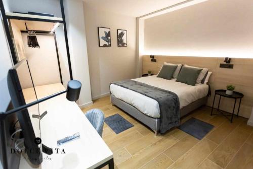 - une chambre d'hôtel avec un lit et une commode dans l'établissement Apartamento Napoli living suites en Vila real, à Villareal