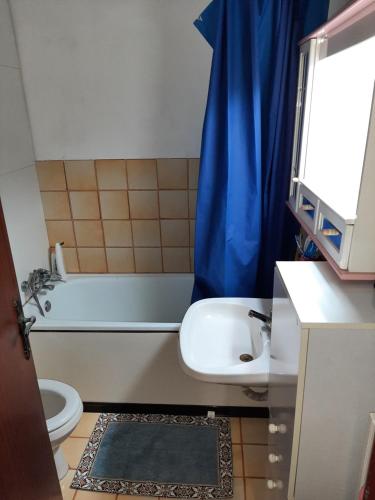 uma casa de banho com um lavatório, um WC e um chuveiro em Casa Rosa em Crispiano