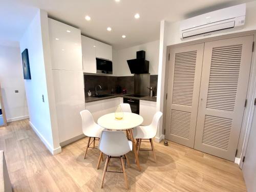 - une cuisine et une salle à manger avec une table et des chaises dans l'établissement Magnifique Studio à deux pas du port de Saint-Tropez, à Saint-Tropez