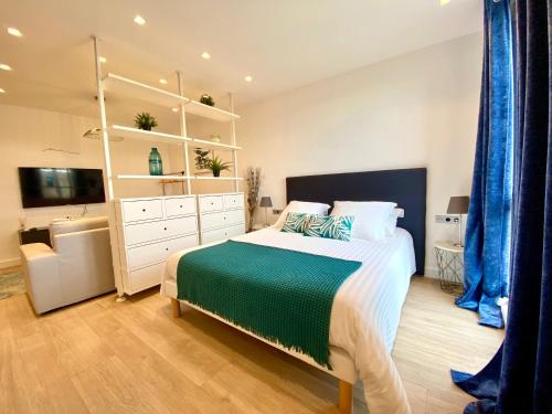 - une chambre avec un grand lit et une commode blanche dans l'établissement Magnifique Studio à deux pas du port de Saint-Tropez, à Saint-Tropez