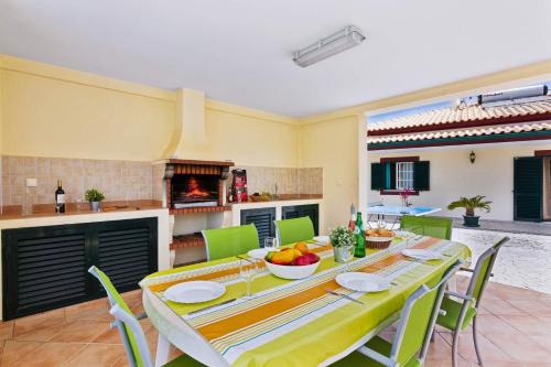 a kitchen and dining room with a table and chairs at Villa Arvela by Villa Plus in Galé