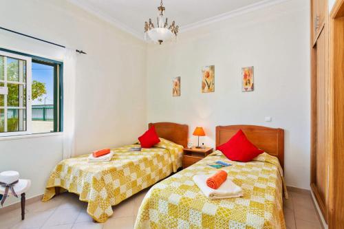 GaléにあるVilla Arvela by Villa Plusのベッド2台と窓のある寝室