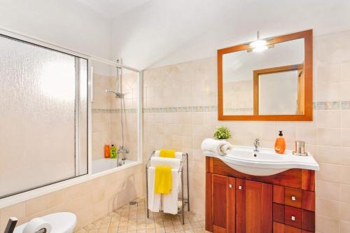 GaléにあるVilla Arvela by Villa Plusの洗面台、シャワー、鏡を備えたバスルーム