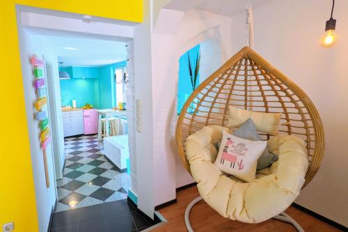 una habitación con una silla colgante en una habitación en Casa de Pancho - Lateinamerika direkt in der City von Uelzen, en Uelzen