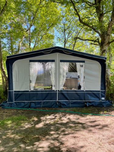 a tent is set up in a field at Przyczepy Kemping Polaris Półwysep Helski in Chałupy