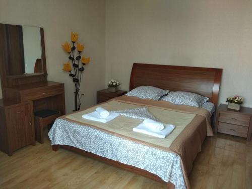 um quarto com uma cama com duas toalhas em Avlabari Old Town Residence em Tbilisi