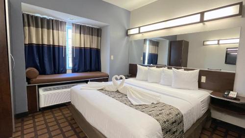 Letto o letti in una camera di Microtel Inn & Suites by Wyndham Michigan City