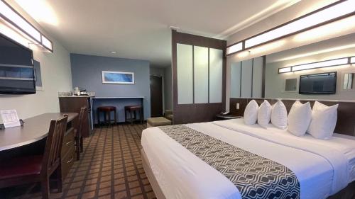 Letto o letti in una camera di Microtel Inn & Suites by Wyndham Michigan City