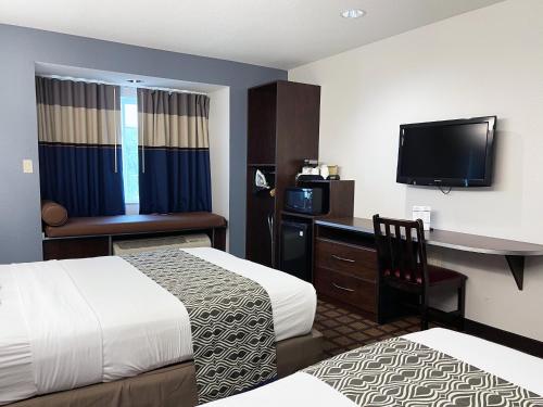 Postelja oz. postelje v sobi nastanitve Microtel Inn & Suites by Wyndham Michigan City