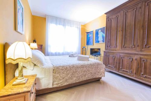 Un dormitorio con una cama grande y una ventana en ART PAINTING apartment with canal view en Venecia