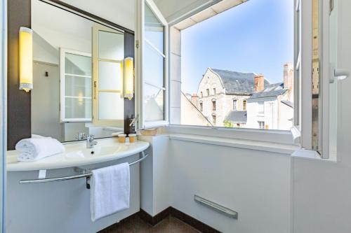 ibis Blois Centre Château في بلوا: حمام مع حوض ونافذة