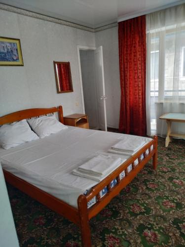 ラザレフスコエにあるСамарский домのベッドルーム(白いシーツを使用した大型ベッド1台付)