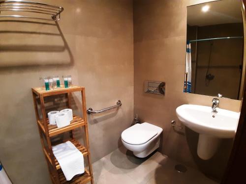 ein Bad mit einem WC und einem Waschbecken in der Unterkunft Hostal Nirvana in Ponferrada