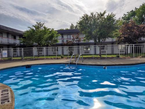 a large blue swimming pool in front of a building at Sprucewood Inn in Elyria