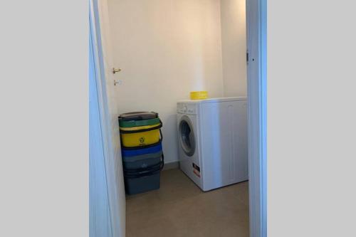 a laundry room with a washing machine and a washer at Cuile Nanni D'Oro in Stintino
