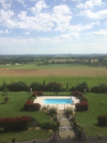 un domaine avec une piscine dans un champ dans l'établissement Château de Montbrault, à Fleurigné