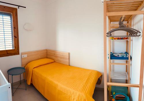 um pequeno quarto com uma cama e uma escada em l'Era de Can Viñas em Albóns