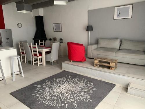 un salon avec un canapé et une table dans l'établissement Clos Augusta 3, à Riez