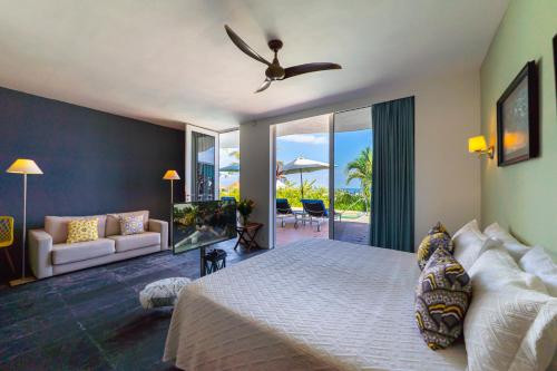 Suites at Sapphire Ocean Club في بويرتو فايارتا: غرفة نوم مع سرير وغرفة معيشة