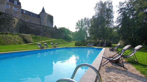 AnthisnesにあるGlamping Chateau de La Chapelleの城の前にある椅子付きのスイミングプール