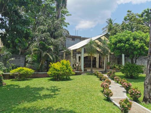 a garden in front of a house at Huasteco, tu casa en valles! in Ciudad Valles