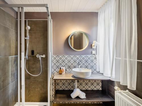 a bathroom with a sink and a shower at Das Schider - Boutique Apart-Hotel in Bad Gastein