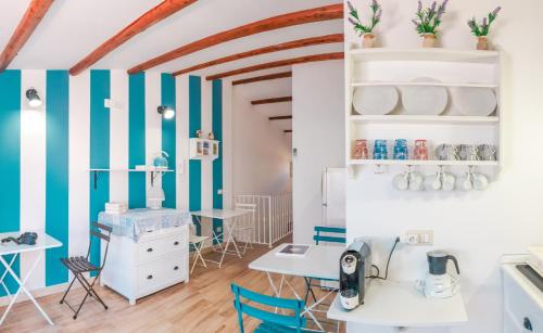 Habitación con rayas azules y blancas en la pared en Dafni e Naide, en Cefalú
