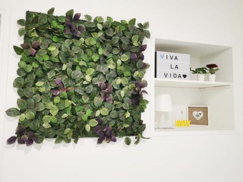 a green ivy wall on a white wall at #5 Studio à proximité de Paris in Bagnolet