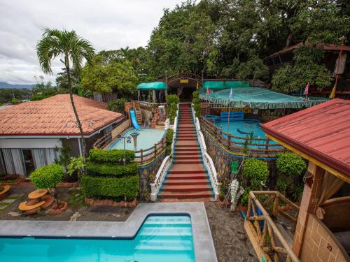 - une piscine avec toboggan dans un complexe dans l'établissement OYO 588 Sunrock Resort, à Antipolo