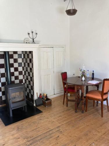 a living room with a table and a fireplace at B&B van Beijden in Overasselt
