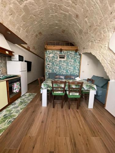 a kitchen and dining room with a table and chairs at Tropical House in Mola di Bari