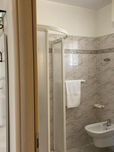 Un baño con ducha, inodoro y lavabo. en Villa Desy, en Riva del Garda