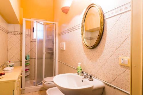 bagno con lavandino, specchio e servizi igienici di Tuscan countryside at the spa a Lari