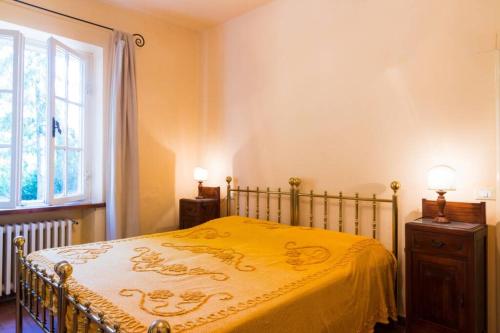 Giường trong phòng chung tại Tuscan countryside at the spa