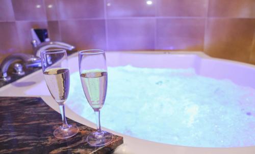 2 Gläser Champagner in der Badewanne in der Unterkunft KAKTUS Hotel Kaktus Albir in Albir