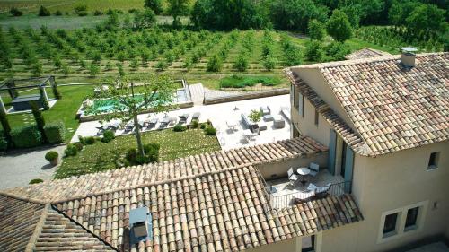 an aerial view of a house with a patio and a yard at Bastide Saint Maurin in Ansouis