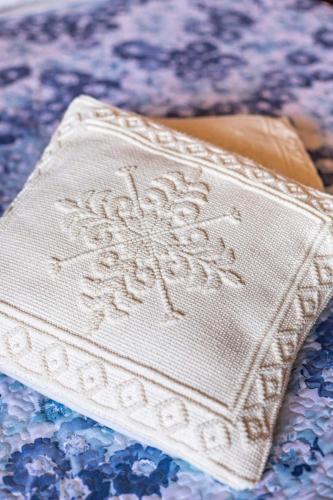 a white napkin sitting on top of a bed at Locazione Turistica da Placida in Suni